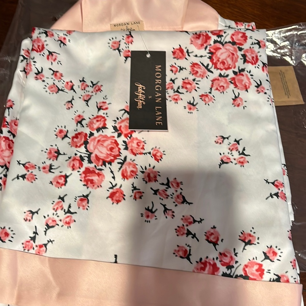 Morgan Lane, lightweight robe